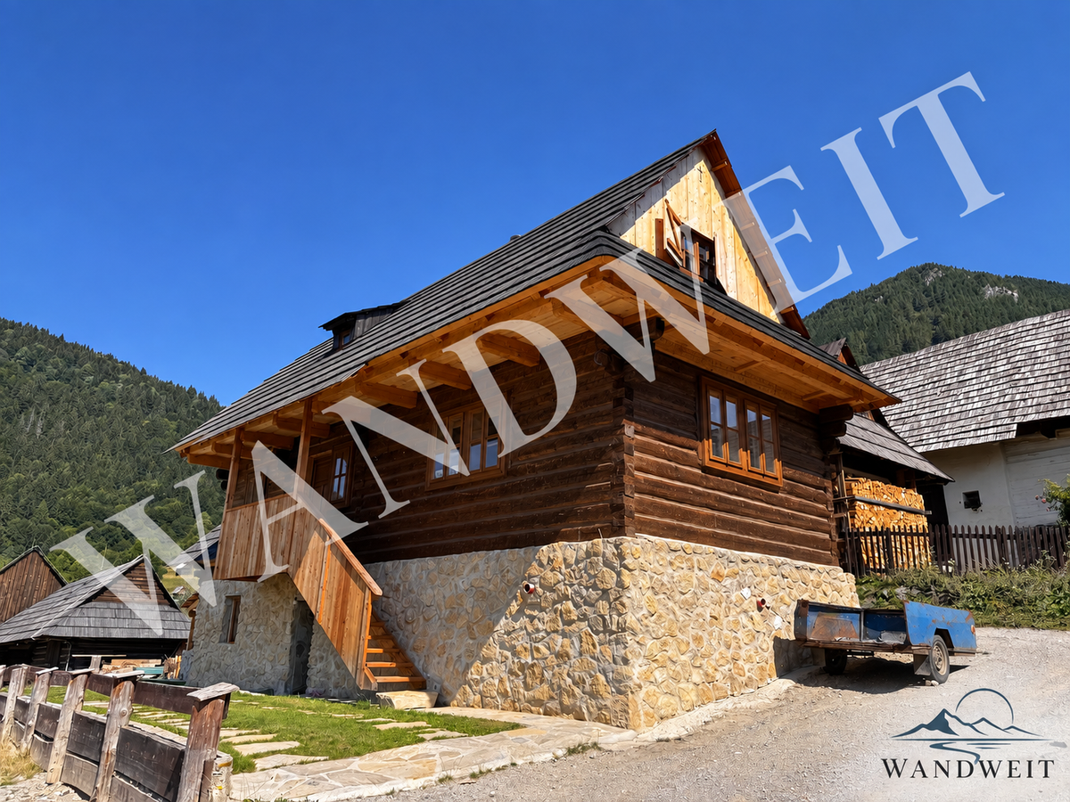Holzhaus in den Bergen – Fotoprint