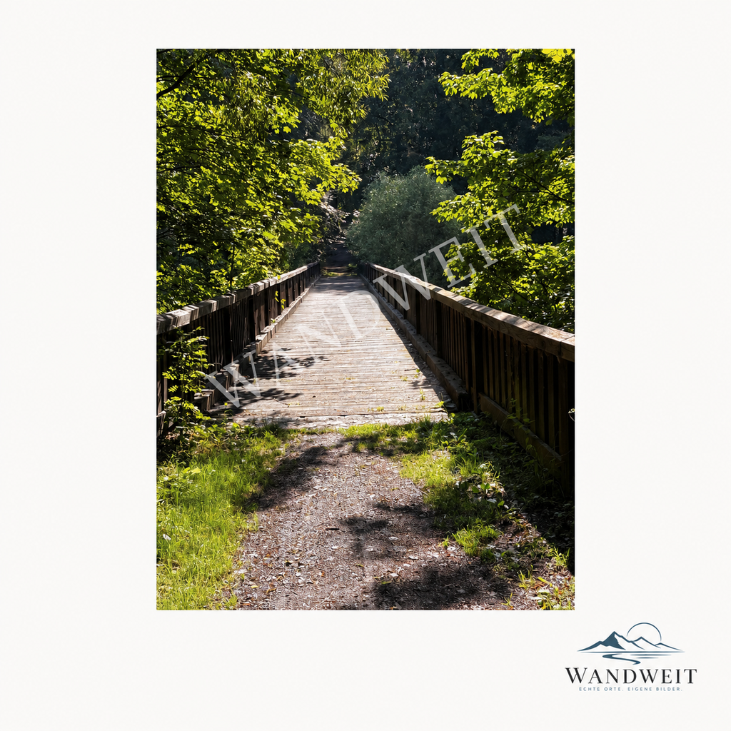 Holzbrücke im Wald – Fotoprint