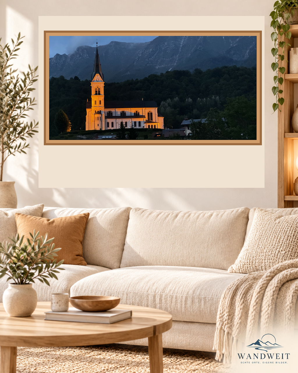 Beleuchtete Kirche vor Bergen – WANDWEIT Fotoprint im Wohnraum