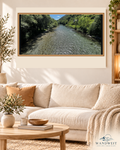 Bergfluss im Tal – WANDWEIT Fotoprint im Wohnraum
