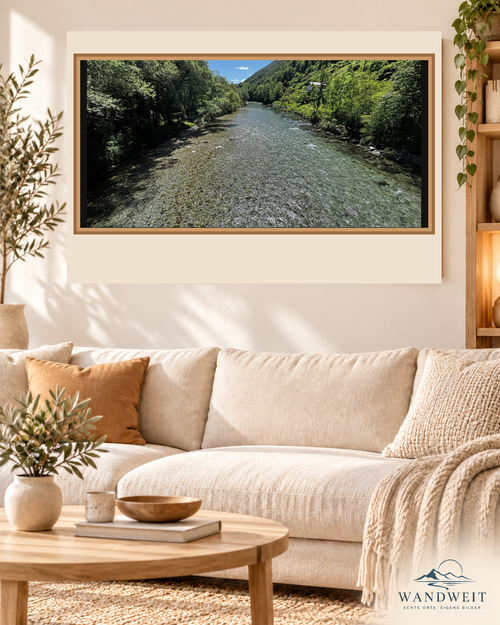 Bergfluss im Tal – WANDWEIT Fotoprint im Wohnraum