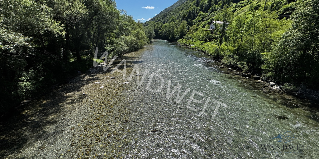 Bergfluss im Tal – WANDWEIT Vorschau mit Wasserzeichen
