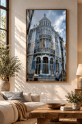 Blaues Eckhaus – WANDWEIT Fotoprint im realistischen Wohnraum