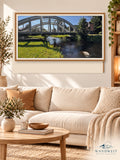 Bogenbrücke am Fluss – WANDWEIT Wohnraum-Mockup