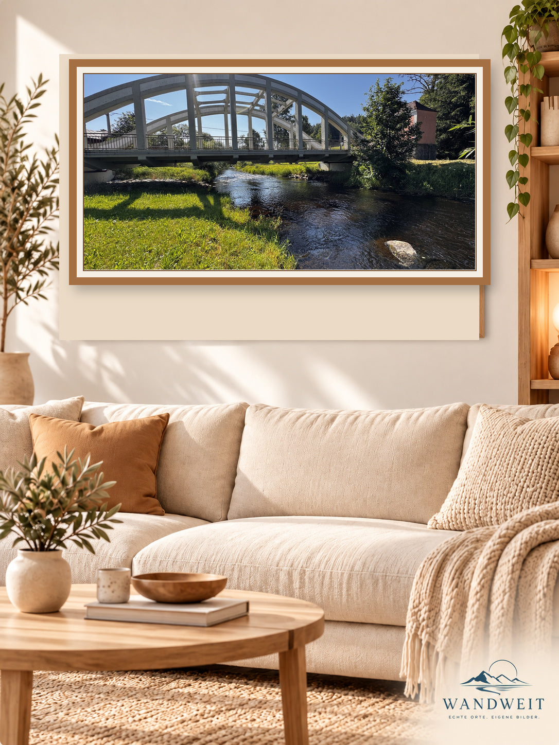 Bogenbrücke am Fluss – WANDWEIT Wohnraum-Mockup
