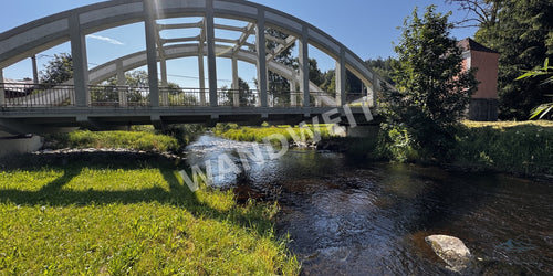 Bogenbrücke am Fluss – Originalfoto mit WANDWEIT Wasserzeichen