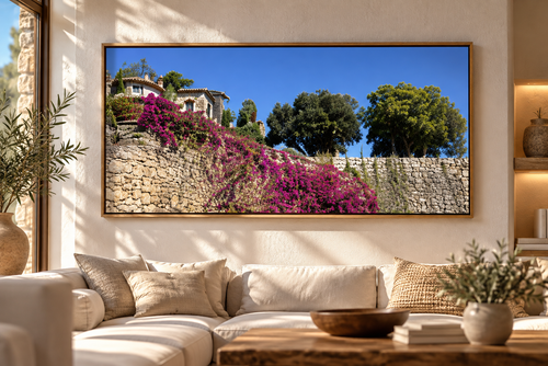 Bougainvillea an der Steinmauer – WANDWEIT Fotoprint im realistischen Wohnraum