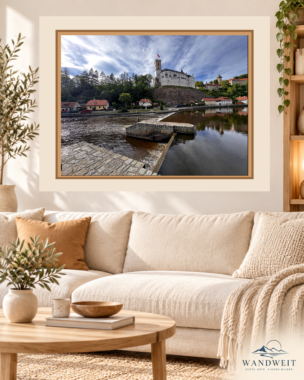 Burg am Wasser – WANDWEIT Fotoprint im Wohnraum