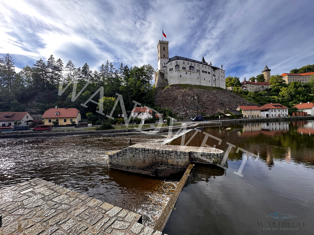 Burg am Wasser – WANDWEIT Vorschau mit Wasserzeichen