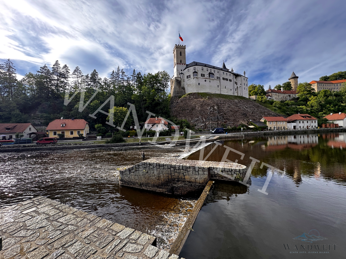Burg am Wasser – WANDWEIT Vorschau mit Wasserzeichen