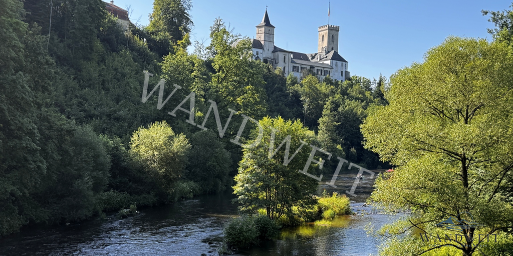 Burg über dem Fluss – WANDWEIT Vorschau mit Wasserzeichen