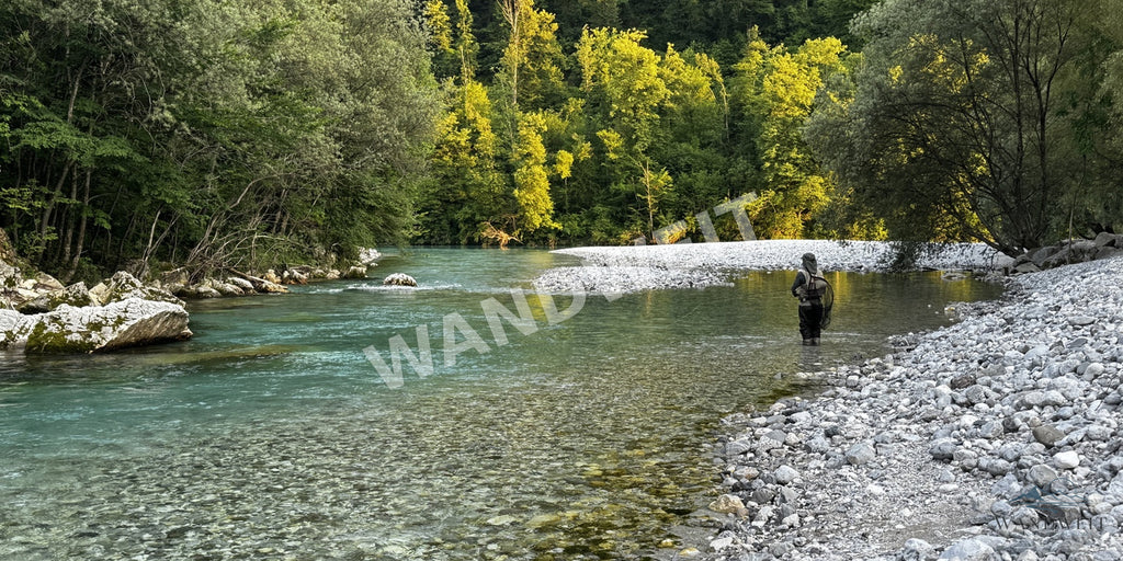 Fliegenfischer am Türkisfluss – Originalfoto mit WANDWEIT Wasserzeichen