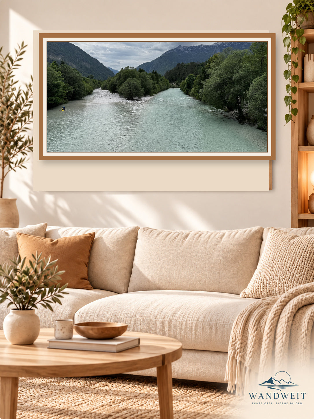 Flussgabelung mit Bergen – WANDWEIT Wohnraum-Mockup