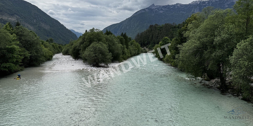 Flussgabelung mit Bergen – Originalfoto mit WANDWEIT Wasserzeichen