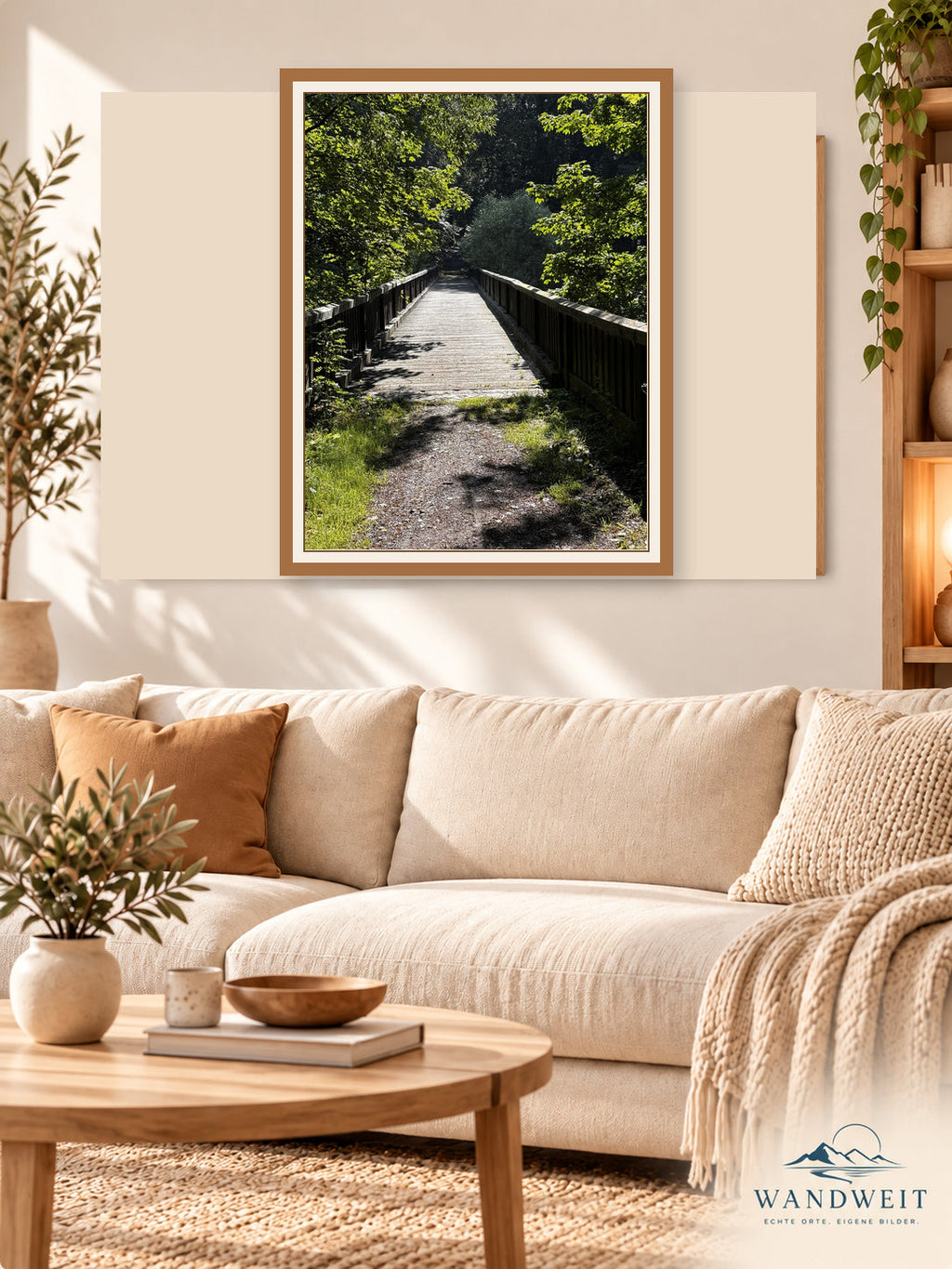 Holzbrücke im Wald – WANDWEIT Wohnraum-Mockup