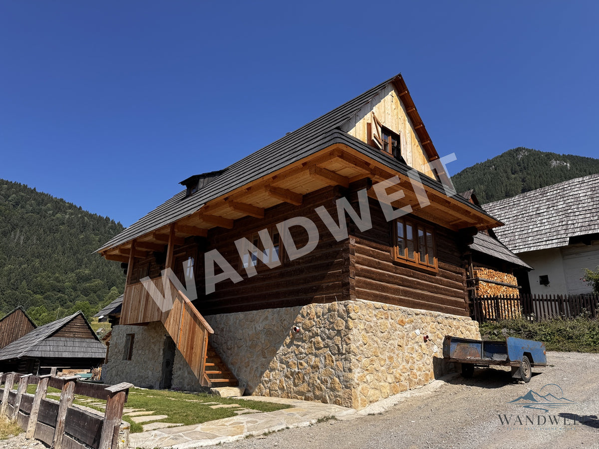 Holzhaus in den Bergen – Originalfoto mit WANDWEIT Wasserzeichen