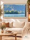 Kirche am Bergsee – WANDWEIT Wohnraum-Mockup, Rahmen an Bildformat angepasst