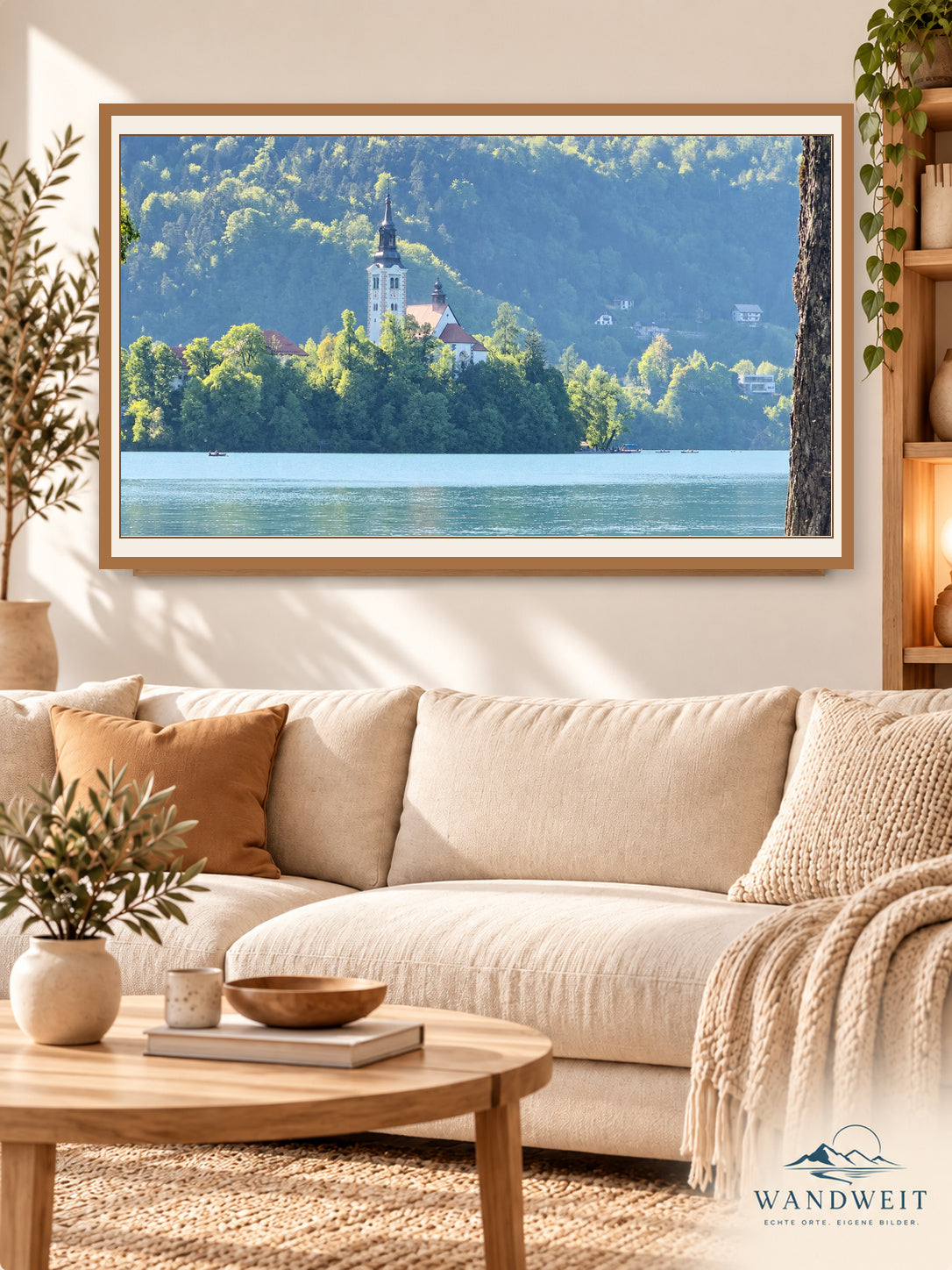 Kirche am Bergsee – WANDWEIT Wohnraum-Mockup, Rahmen an Bildformat angepasst