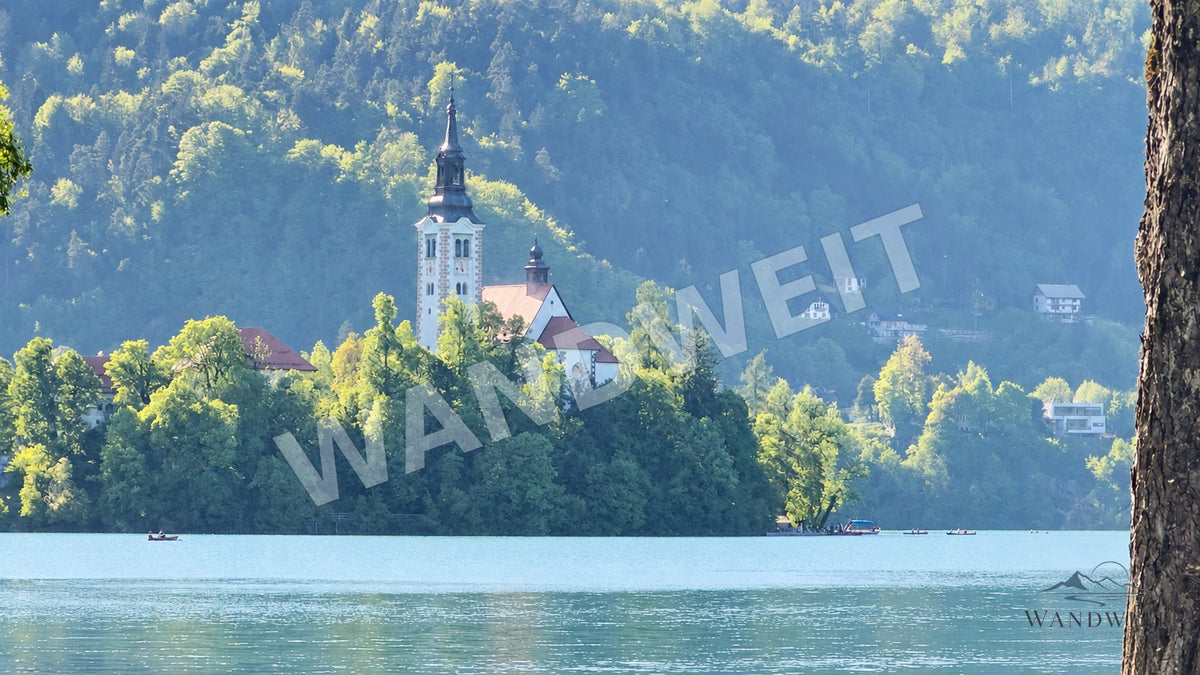 Kirche am Bergsee – retuschiertes Originalfoto mit WANDWEIT Wasserzeichen
