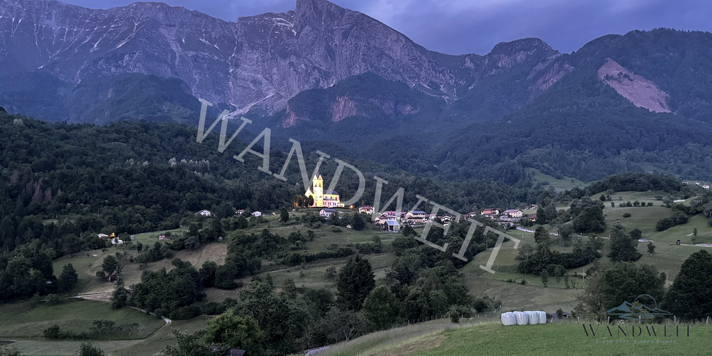 Kirche im Bergtal – WANDWEIT Vorschau mit Wasserzeichen