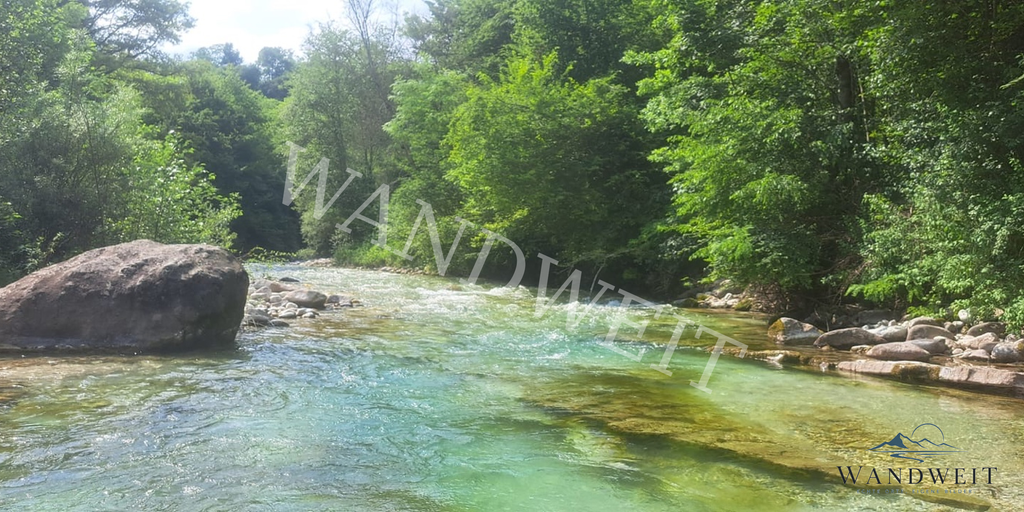 Türkisfluss im Wald – WANDWEIT Vorschau mit Wasserzeichen