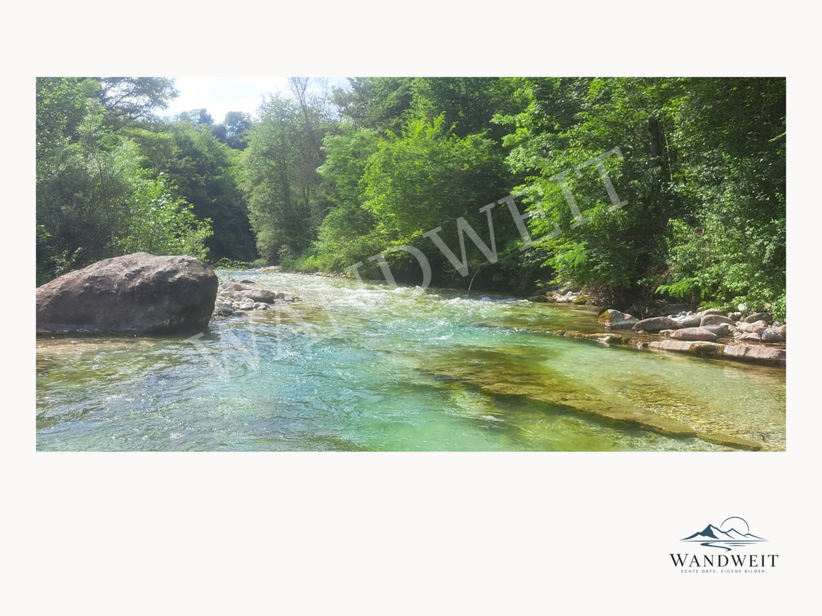 Türkisfluss im Wald – Fotoprint