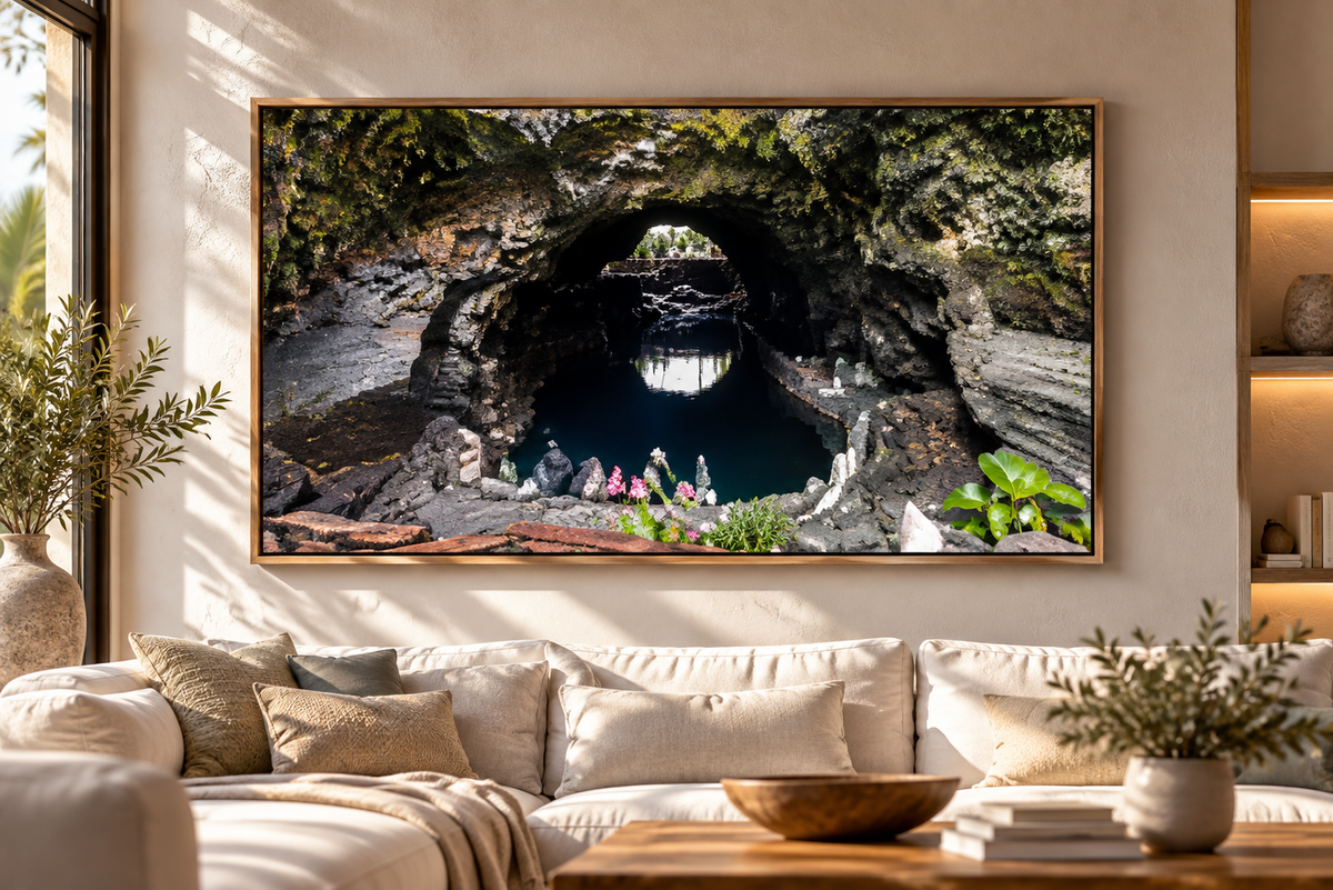 Vulkanhöhle mit Lagune – WANDWEIT Fotoprint im realistischen Wohnraum