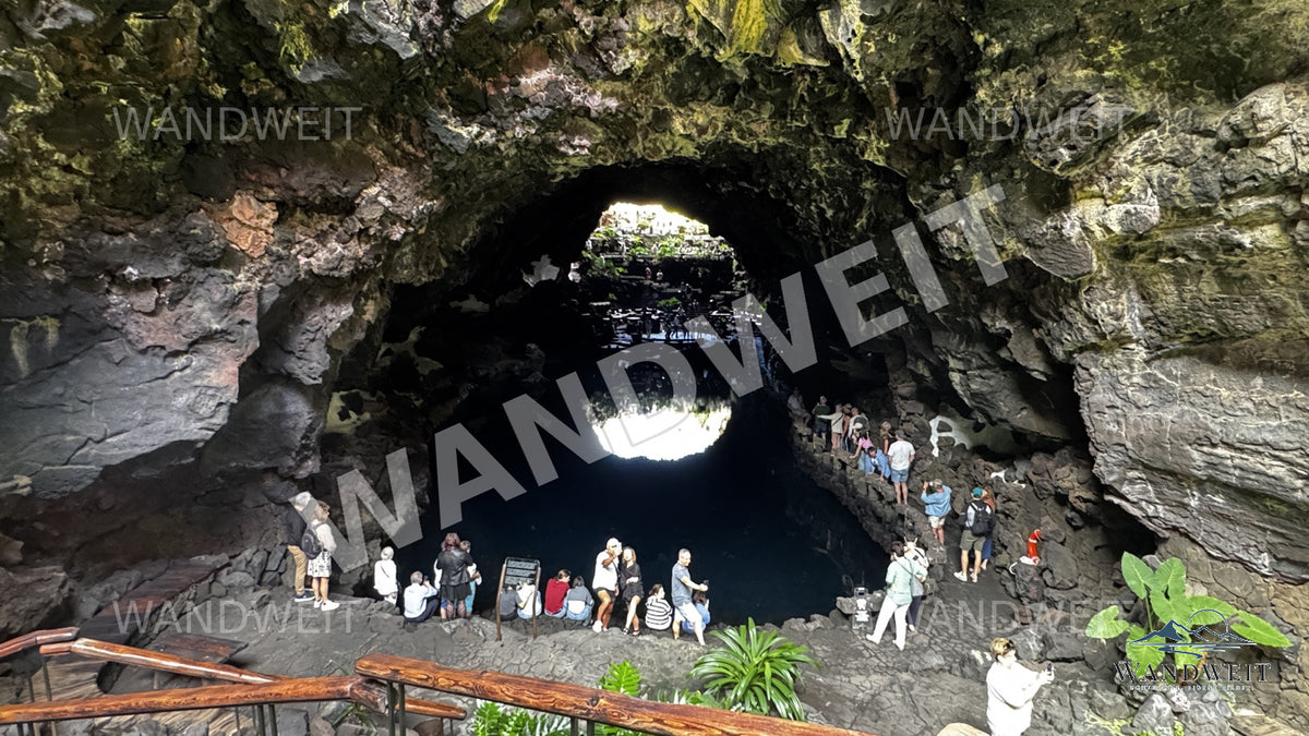 Vulkanhöhle mit Lagune – WANDWEIT Vorschau mit Wasserzeichen