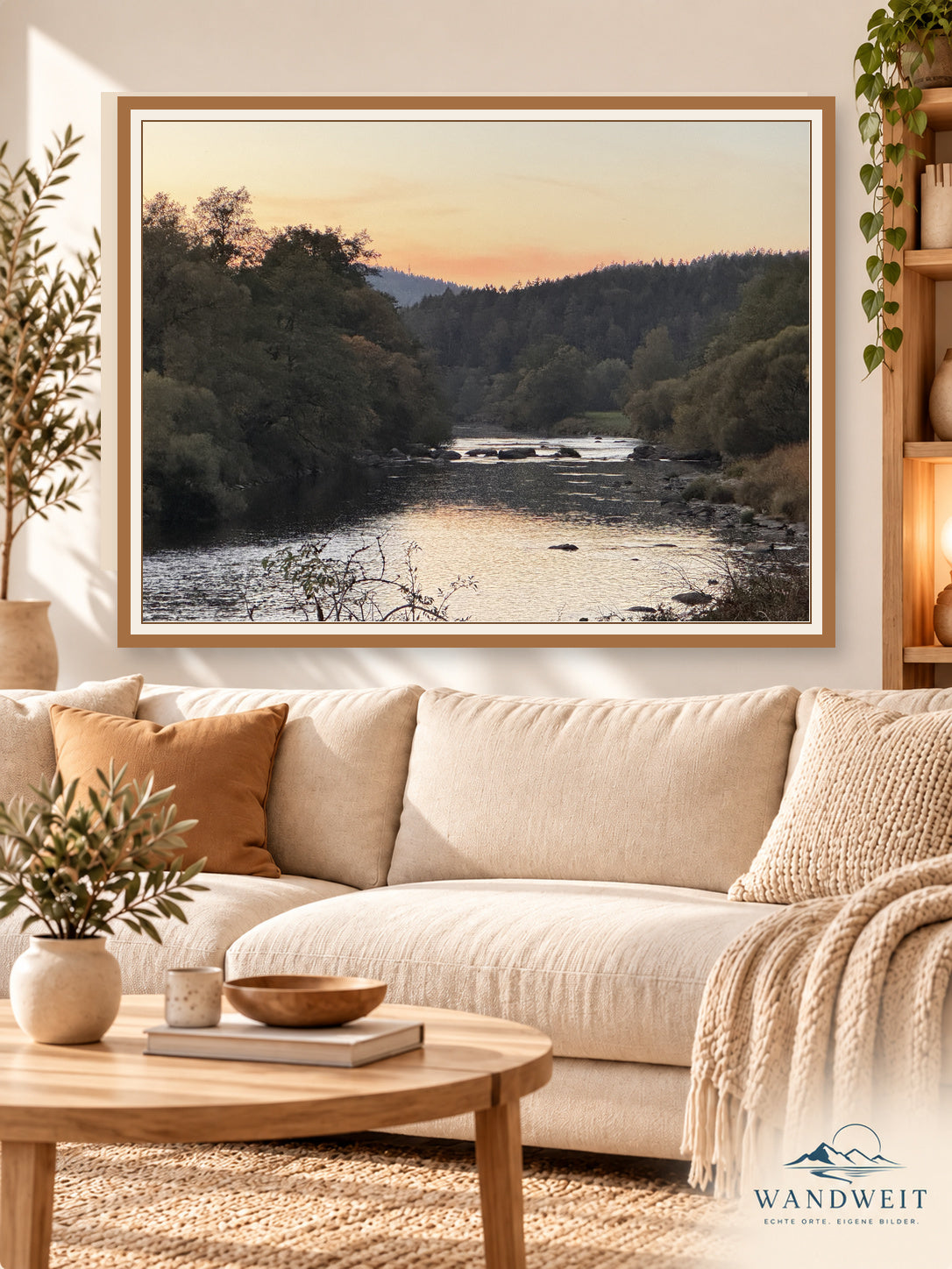 Flusstal im Abendlicht – WANDWEIT Wohnraum-Mockup, Rahmen an Originalformat angepasst