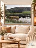 Flusslandschaft im Herbst – WANDWEIT Wohnraum-Mockup, Rahmen an Originalformat angepasst