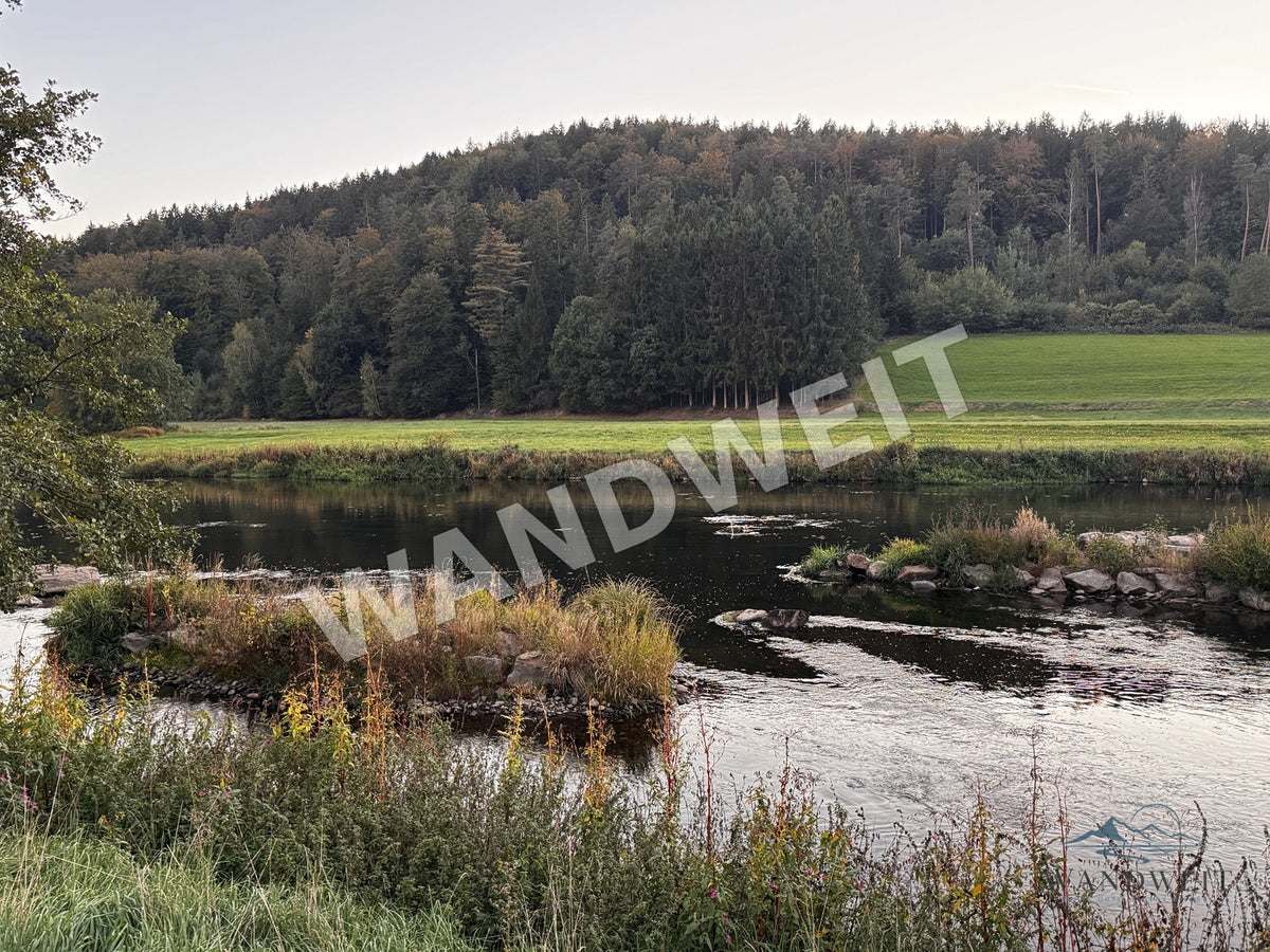 Flusslandschaft im Herbst – Originalfoto mit WANDWEIT Wasserzeichen
