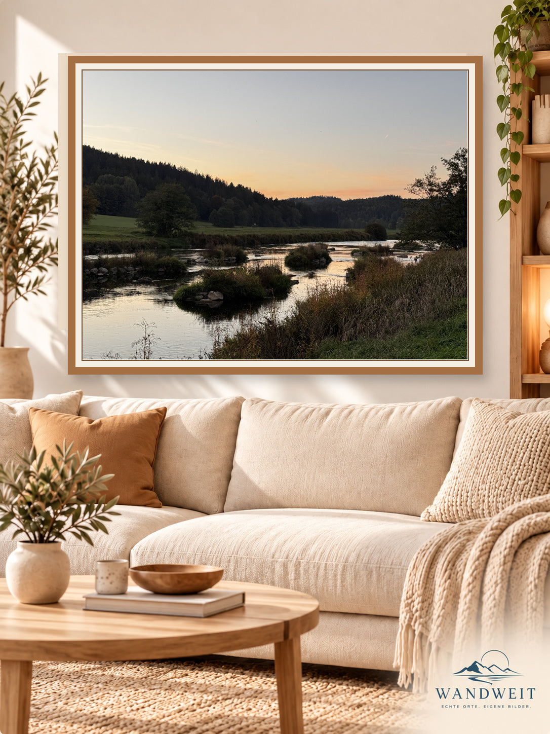 Flussauen im Abendlicht – WANDWEIT Wohnraum-Mockup, Rahmen an Originalformat angepasst